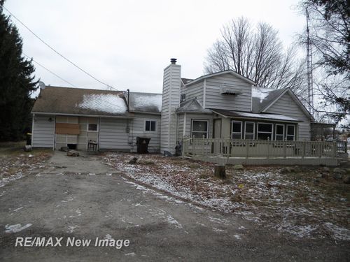 618 N 1st St, Chesaning, MI, 48616-1037 | Card Image
