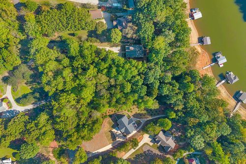 121 Harbor Ln, Townville, SC, 29689-3800 | Card Image