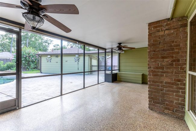Screened Patio w Epoxy Floor | Image 32