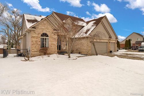 51963 Kings Pointe Dr, New Baltimore, MI, 48047-6351 | Card Image