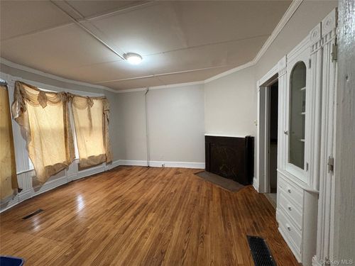 77 Linden Ave, Middletown, NY, 10940-3731 | Card Image
