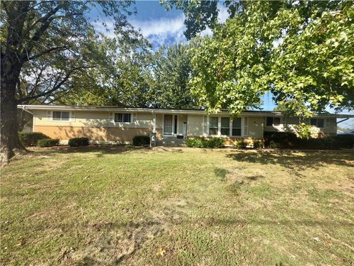 124 Hillcrest Dr, Nevada, MO, 64772-4238 | Card Image