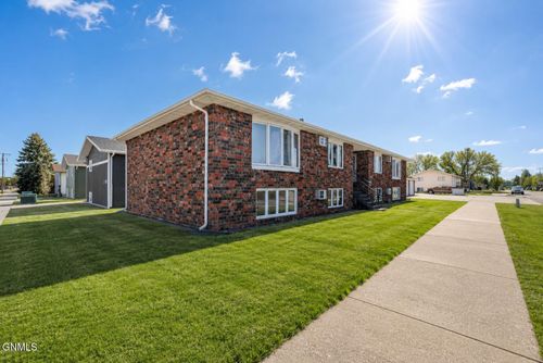 3-121 E Sweet Ave, Bismarck, ND, 58504-5573 | Card Image