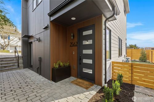 2562 30th Ave W, Seattle, WA, 98199-3330 | Card Image