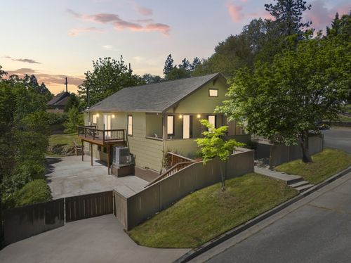 915 Nw D St, Grants Pass, OR, 97526-1828 | Card Image