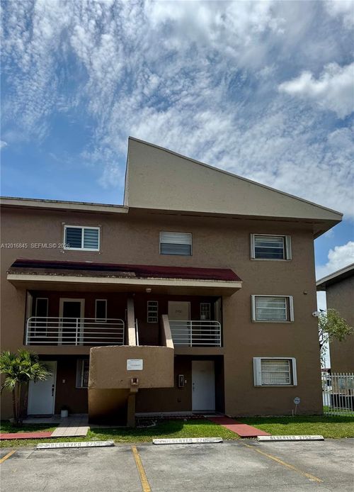 53-2762 W 60th St, Hialeah, FL, 33016-4726 | Card Image