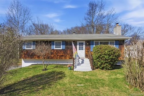 7 Woodland Cir, Hyde Park, NY, 12538-2602 | Card Image