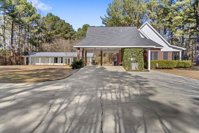 05-Side Exterior | Image 5