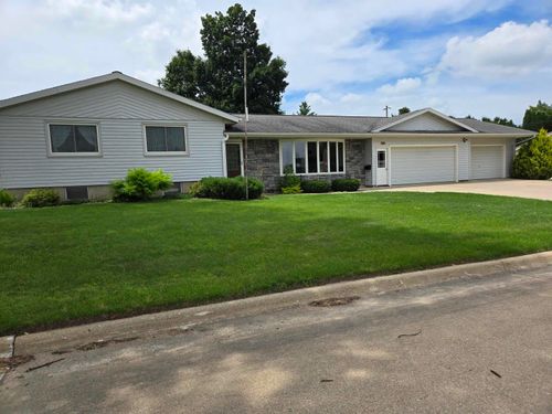 506 8th St E, Cresco, IA, 52136-1330 | Card Image