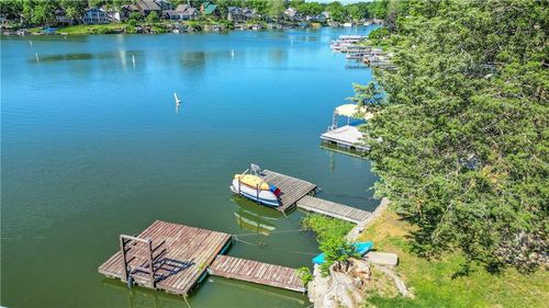 135 Dockside Cir, Lake Tapawingo, MO, 64015-9402 | Card Image