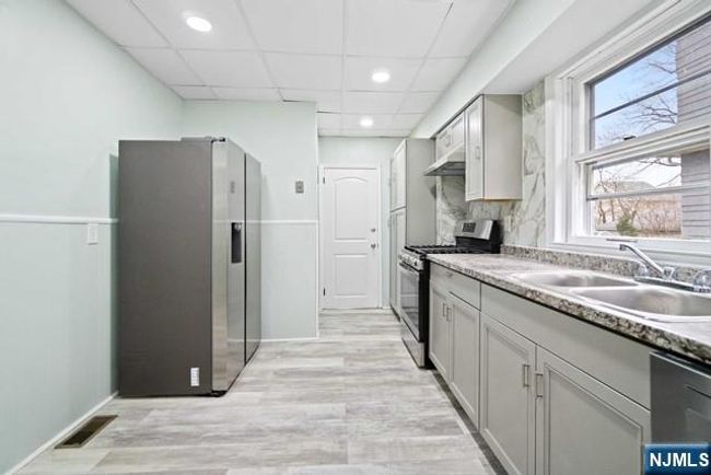 17 W Pierrepont Ave, Home with 2 bedrooms, 1 bathrooms and null parking in Rutherford NJ | Image 5