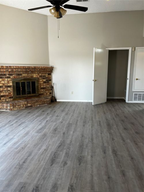 532 W Warrior Trl, Grand Prairie, TX, 75052-6096 | Card Image
