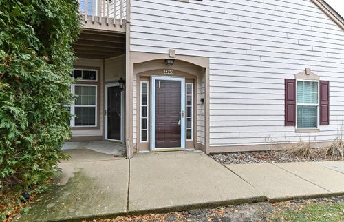 2245 W Vista Bella Dr, Oak Creek, WI, 53154-2662 | Card Image