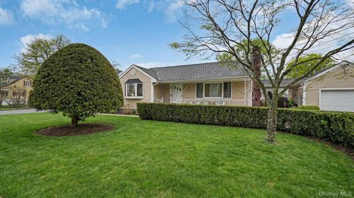 4 Roosevelt St, Brentwood, NY, 11717-3212 | Card Image