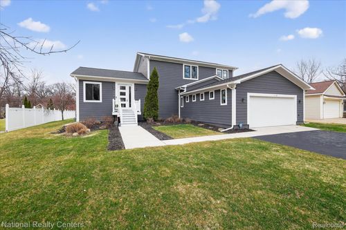 946 Dunreath St, Wolverine Lake, MI, 48390-3016 | Card Image