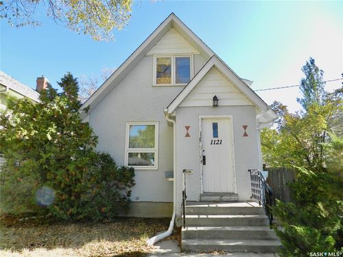 1121 6th Ave Nw, Moose Jaw, SK, S6H4A7 | Card Image
