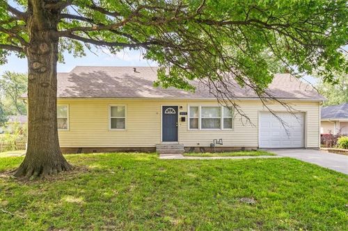 403 E 9th St, Kearney, MO, 64060-8695 | Card Image