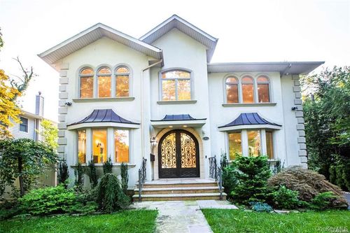 27 Elliot Rd, Great Neck, NY, 11021-1519 | Card Image