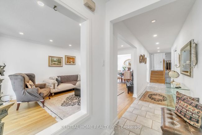 20 Hollis Cres, House other with 4 bedrooms, 3 bathrooms and 4 parking in Holland Landing ON | Image 6