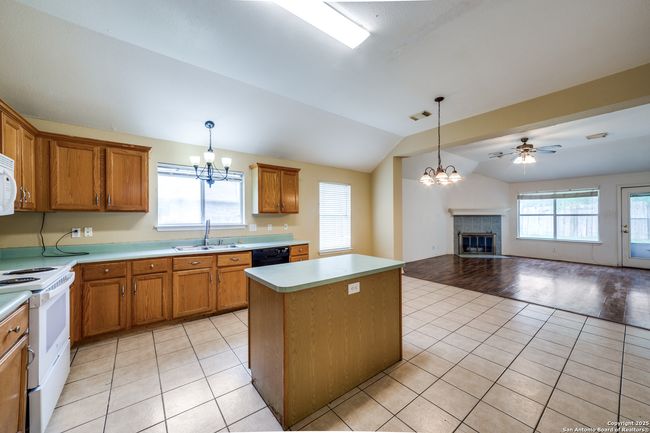 10111 Mission Crk, House other with 3 bedrooms, 2 bathrooms and null parking in Converse TX | Image 14