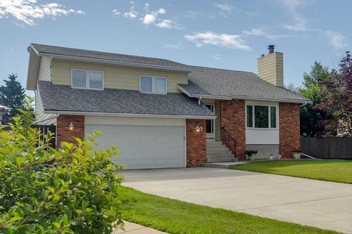 15 Cowan Close, Red Deer, AB, T4P2X2 | Card Image