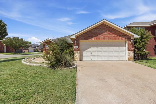 1104 Deedee Creek Dr, Euless, TX, 76040-5820 | Card Image