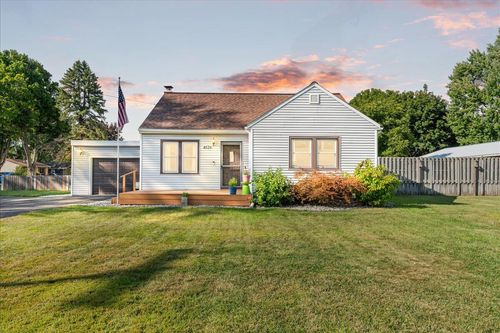 4526 Grove Ave, Holt, MI, 48842-1624 | Card Image