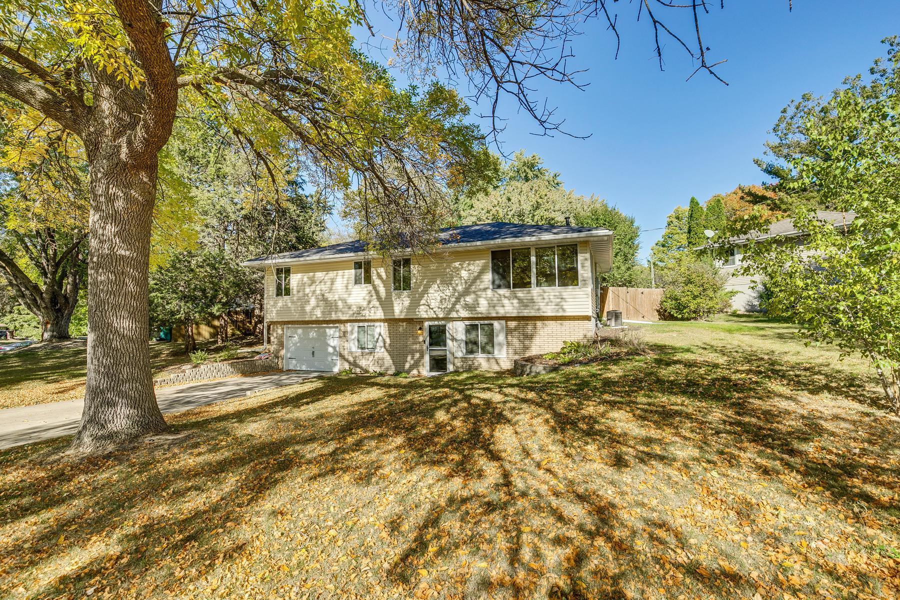Berkshire Ln, Maple Grove, MN 55311