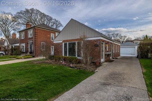 1423 Hollywood Ave, Grosse Pointe Woods, MI, 48236-1307 | Card Image