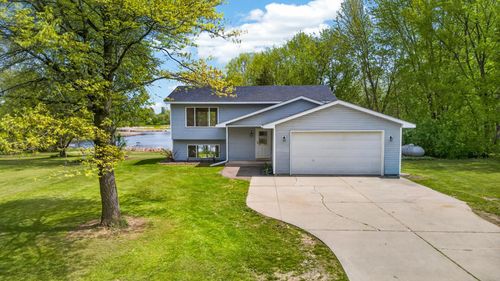 33067 Nueman Trl, Lindstrom, MN, 55045-9122 | Card Image