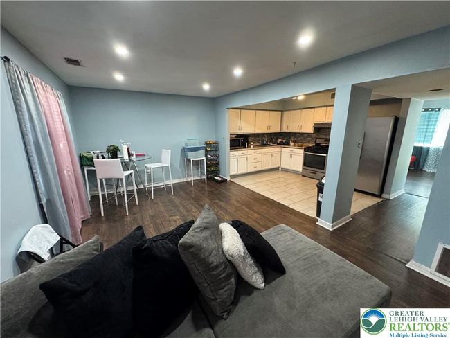 215 W Lehigh St, Townhouse with 3 bedrooms, 3 bathrooms and null parking in Bethlehem PA | Image 6