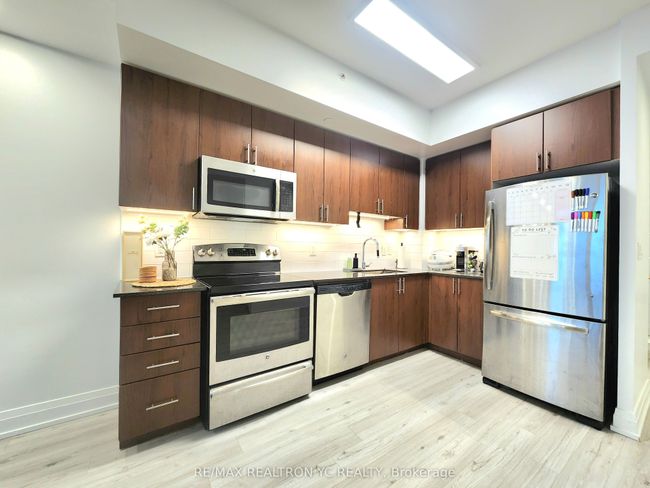 1007 - 7165 Yonge St, Condo with 2 bedrooms, 1 bathrooms and 1 parking in Thornhill ON | Image 5