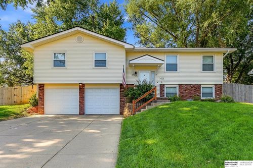 1425 Cherry Tree Ln, Papillion, NE, 68133-2511 | Card Image