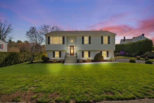 82 Gifford Ave, Dartmouth, MA, 02747-2418 | Card Image