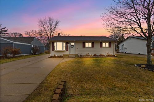 3066 Hessel Ave, Rochester Hills, MI, 48307-4833 | Card Image