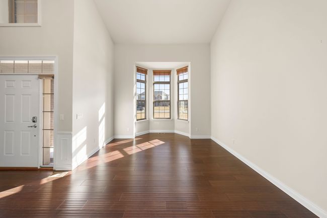 LIVING ROOM WITH HIGH CEILINGS | Image 7