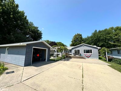 1300 7th Pl N, Home with 3 bedrooms, 1 bathrooms and 3 parking in Clear Lake IA | Image 2