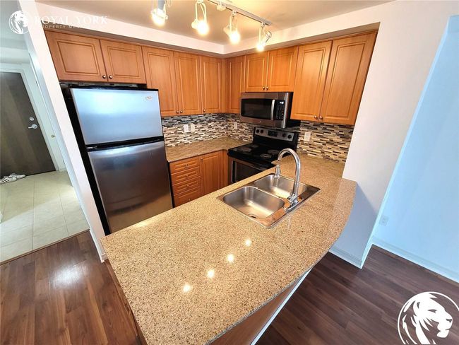 9 George St N, Condo with 2 bedrooms, 2 bathrooms and 1 parking in Brampton ON | Image 8