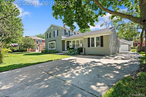 615 Lakepointe St, Grosse Pointe Park, MI, 48230-1703 | Card Image