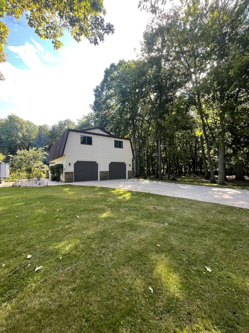 8627 Crescent Beach Rd, Pigeon, MI, 48755-9615 | Card Image