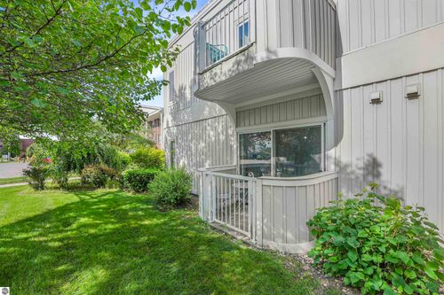 124 Beech St, Traverse City, MI, 49684-2367 | Card Image
