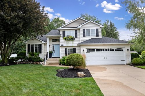 1069 Woodspointe Dr Sw, Byron Center, MI, 49315-8226 | Card Image