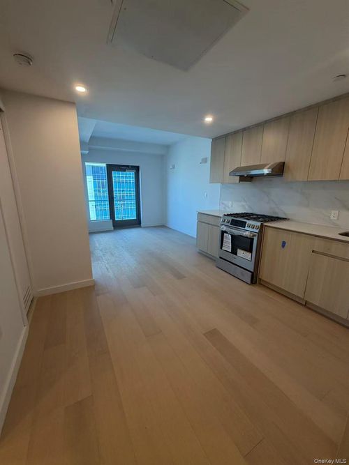 6l-3371 Prince Street, New York, NY, 11354 | Card Image