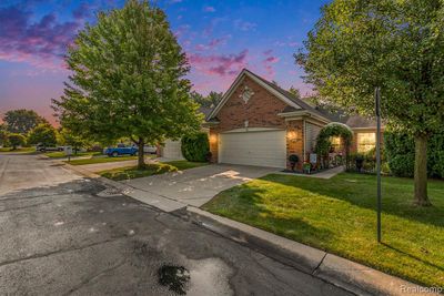 3898 Knightbridge Circle, Condo with 2 bedrooms, 2 bathrooms and null parking in Sterling Heights MI | Image 2