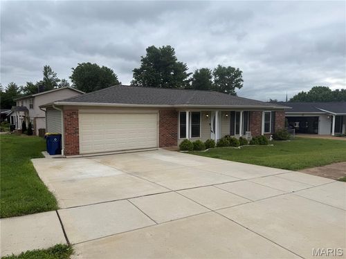 6540 Towne Woods Dr, Oakville, MO, 63129-4527 | Card Image