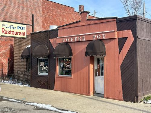 205 2nd St Nw, Barberton, OH, 44203-2529 | Card Image