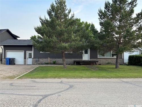 845 Prospect Ave, Oxbow, SK, S0C2B0 | Card Image