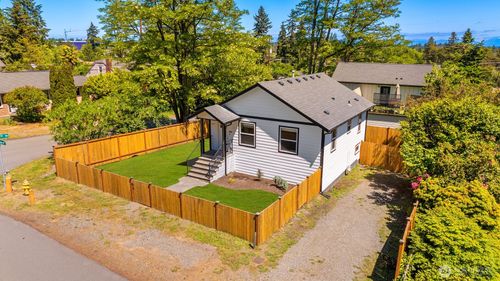 a-11558 Fremont Ave N, Seattle, WA, 98133-8233 | Card Image