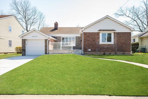695 Doblin St, Elmont, NY, 11003-4124 | Card Image
