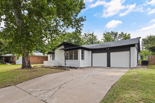 6920 Robinhood Ln, Fort Worth, TX, 76112-5624 | Card Image